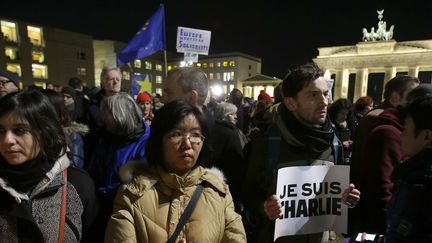 Une foule s'est pressée près de la Porte de Brandebourg à Berlin en signe de solidarité avec les victimes de l'attentat contre Charlie Hebdo.
 (Michael Sohn/AP/SIPA)