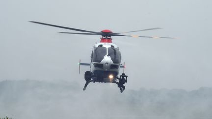 Un hélicoptère H135 fabriqué par Airbus Helicopters. (HOLGER HOLLEMANN / DPA)