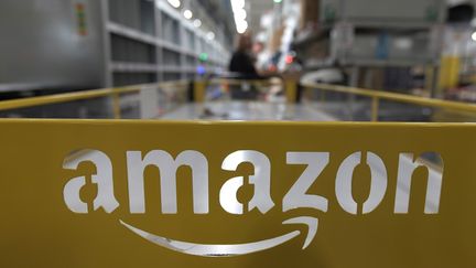 Un entrepôt et le logo Amazon. Photo d'illustration. (AFP)