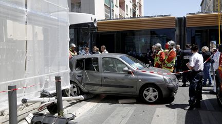 Une voiture accident&eacute;e apr&egrave;s une collision avec un tramway, le 21 mai 2015, &agrave; Marseille (Bouches-du-Rh&ocirc;ne). (MAXPPP)