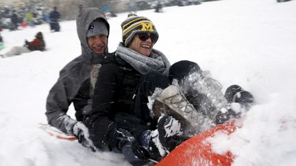 Mais près du Capitole, à Washington, la luge fait aussi le bonheur de certains adultes. (JONATHAN ERNST / REUTERS)