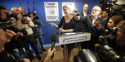 La leader du Front national français, Marine Le Pen, entourée de journalistes, à l'annonce des premiers résultats des élections européennes le 25 mai 2014 au siège de son parti à Nanterre (Hauts-de-Seine). (Reuters - Christian Hartmann)