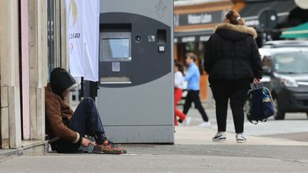 Une personne sans-abri dans la rue, le 3 mai 2024 à Amiens (Somme). (FRED HASLIN / MAXPPP)