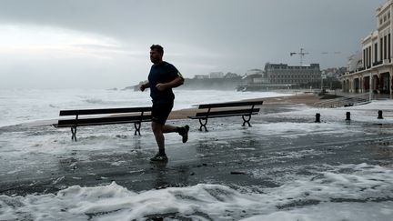 Un homme court sur le bord de mer, le 3 novembre 2019, à Biarritz (Pyrénées-Atlantiques). (IROZ GAIZKA / AFP)