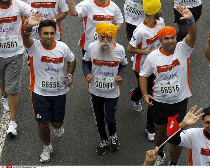 Fauja Singh, 104 ans, le plus vieux marathonien du monde, photographié ici le 24 février&nbsp;2013 à Hong Kong. (KIN CHEUNG / AP / SIPA)