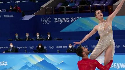 La France remporte encore une médaille d’or aux Jeux Olympiques de Pékin en patinage artistique, grâce au duo Gabriella Papadakis et Guillaume Cizeron. C’était le seul titre qu’il manquait aux athlètes. (FRANCE 2)