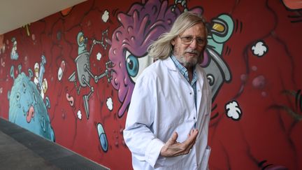 Didier Raoult, professeur de microbiologie, dans les locaux de l'IHU de Marseille, le 3 juin 2020. (CHRISTOPHE SIMON / AFP)