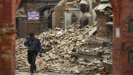 Un homme en pleurs devant les ruines d'un temple &agrave; Bhaktapur&nbsp;(N&eacute;pal), le 26 avril 2015.&nbsp; (NAVESH CHITRAKAR / REUTERS )