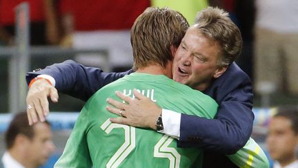 Louis Van Gaal f&eacute;licite son gardien rempla&ccedil;ant, Tim Krul, apr&egrave;s ses deux arr&ecirc;ts d&eacute;cisifs lors de la s&eacute;ance de tirs au but contre le Costa Rica, le 5 juillet 2014, &agrave; Salvador (Br&eacute;sil). (SERGIO MORAES / REUTERS)