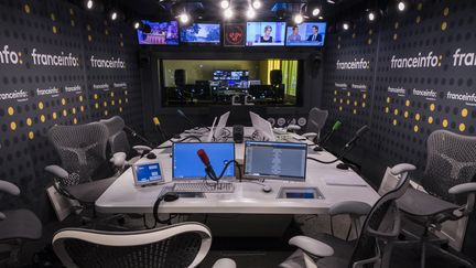 Studio de franceinfo en 2016, à la maison de la radio. (LIONEL BONAVENTURE / AFP)