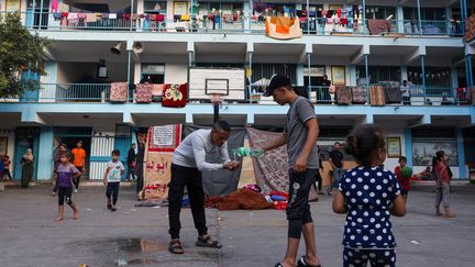 Des Palestiniens se sont réfugiés dans une école des Nations unies dans le camp de réfugiés de Rafah, dans le sud de la bande de Gaza, le 14 octobre 2023. (MOHAMMED ABED / AFP)