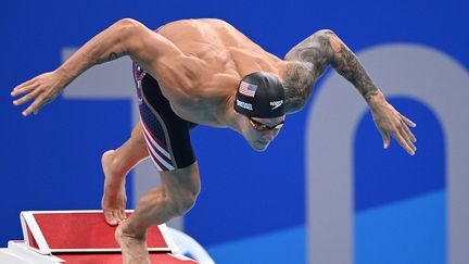 Caeleb Dressel déploie ses ailes avant de remporter la finale du 50 mètres nage libre des Jeux olympiques de Tokyo le 1er août 2021. (OLI SCARFF / AFP)