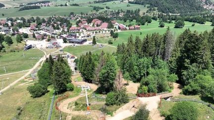 Avec le réchauffement climatique, les périodes d'ouverture des stations de ski sont réduites. Les professionnels de la neige pensent à leur future activité.