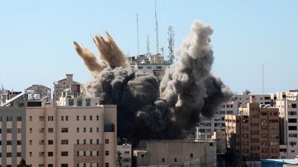 L'immeuble abritant les locaux des médias Al-Jazeera et Associated Press à Gaza est détruit par une frappe israélienne, le 15 mai 2021. (MAJDI FATHI / NURPHOTO / AFP)