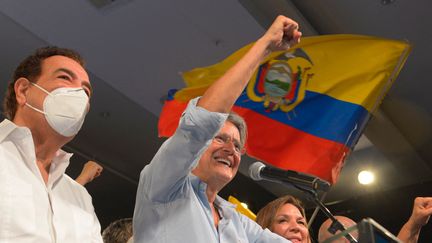 Guillermo Lasso célèbre sa victoire aux élections présidentielles en Equateur, le 11 avril 2021 à&nbsp;Guayaquil. (FERNANDO MENDEZ / AFP)