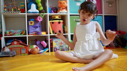 Graciela Elizalde, 8 ans, atteinte du&nbsp;syndrome de Lennox-Gastaut, le 2 septembre 2015 dans sa maison pr&egrave;s de Monterrey, au Mexique. (CARLOS RAMIREZ / AFP)