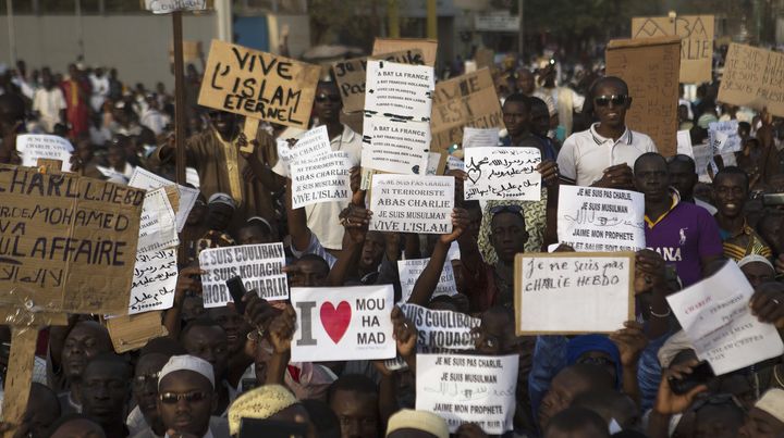 Des milliers de manifestants d&eacute;filent, le 16 janvier 2015, &agrave; Bamako, la capitale du Mali, contre la une de Charlie Hebdo. (JOE PENNEY / REUTERS)