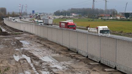 Le mur anti-intrusions en cours de construction à Calais (Pas-de-Calais), le 15 novembre 2016.&nbsp; (MAXPPP)