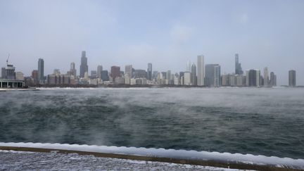 Une tempête de neige frappe Chicago (Illinois, Etats-Unis), le 23 décembre 2022. (KAMIL KRZACZYNSKI / AFP)