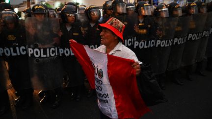 Manifestation contre le gouvernement péruvien dans les rues de Lima jeudi 12 janvier. (ERNESTO BENAVIDES / AFP)