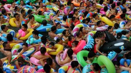 Foule de baigneurs fuyant la chaleur dans un centre de loisirs aquatiques à Suining (province du Sichuan) le 31 juillet 2013. (Reuters-Stringer)