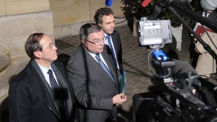 De gauche à droite : les ministres Guéant (Intérieur), Mercier (Justice) et Chatel (Education) à Matignon, le 21 novembre 2011. (JACQUES DEMARTHON / AFP)