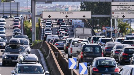 Des automobilistes coincés dans un bouchon sur l'autoroute A7 près de Lyon lors du précédent samedi de départs en vacances, le 31 juillet 2021. (PHILIPPE DESMAZES / AFP)