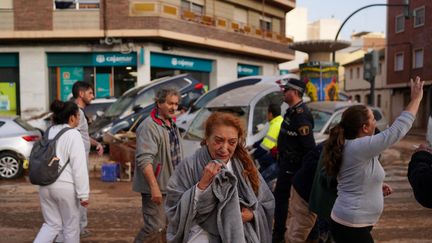 Des sinistrés des inondations dans un quartier de la banlieue de Valence (Espagne), le 30 octobre 2024. (MANAURE QUINTERO / AFP)