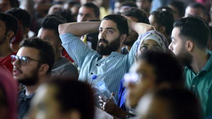 Dans une banlieue de Giza, le grand gouvernorat voisin du Caire, des écrans, grands ou géants, avaient été installés par les cafés sur une large place publique, attirant des milliers de supporters venus soutenir leurs Pharaons.  (MOHAMED EL-SHAHED / AFP)