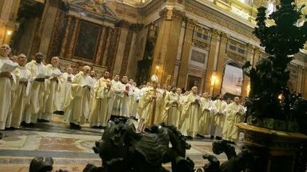 Les jésuites réunis dans l'église du christ à Rome pour l'élection du «pape noir», le 7 janvier 2008. (AFP/FILIPPO MONTEFORTE)