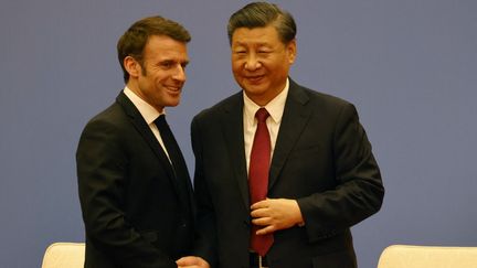 Le président français Emmanuel Macron et son homologue chinois Xi Jinping, à Pékin, la capitale chinoise, le 6 avril 2023. (LUDOVIC MARIN / AFP)