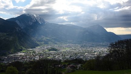 La pollution visible dans la vallée de l'Arve (Haute-Savoie), le 17 avril 2017. (DENIS CHARLET / AFP)