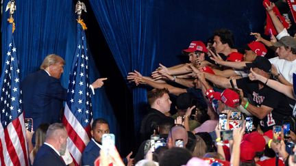 Donald Trump salue la foule à la fin d'un meeting à Tempe, dans l'Arizona, le 24 octobre 2024. (REBECCA NOBLE / AFP)