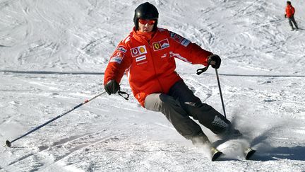 Michael Schumacher en train de skier sur une piste de la station&nbsp;Madonna di Campiglio (Italie), le 13 janvier 2005. (OLIVER MULTHAUP / DPA / AFP)