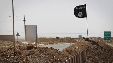 Un drapeau de l'Etat islamique &agrave; Rashad, dans le nord de l'Irak, le 11 septembre 2014. (JM LOPEZ / AFP)