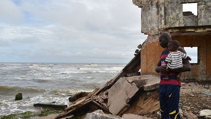 trois kilomètres de côte de la vieille ville ont ainsi disparu sous les eaux ravageant tout sur leur passage. «Il y a urgence, nous lançons un appel aux partenaires afin d'apporter un appui à Grand-Lahou», a déclaré le maire de la ville, Jean Djaya. «Sinon, il faudra se résoudre à déplacer les 20.000 personnes qui y vivent sur une bande de terre de 30 kilomètres vers l'intérieur, un défi titanesque». (ISSOUF SANOGO / AFP)