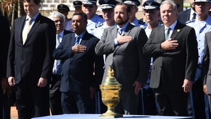 La relique contenant le&nbsp;coeur embaumé de Pierre&nbsp;Ier&nbsp;(1798-1834), premier empereur du Brésil, est arrivé lundi 22 juillet à&nbsp;Brasilia&nbsp;pour une&nbsp;"visite d'Etat",&nbsp;dans le cadre des célébrations du bicentenaire de l'indépendance du Brésil avec le royaume du&nbsp;Portugal&nbsp;où la relique est conservée. (EVARISTO SA / AFP)