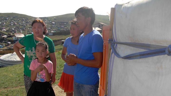 Bekhbayar et sa famille ont perdu tout leur troupeau - 400 bêtes - dans le dzud. Ils ont dû quitter les steppes pour s'installer dans un bidonville d'Oulan-Bator, où ils vivent dans la misère. (SOLENNE LE HEN / RADIO FRANCE)