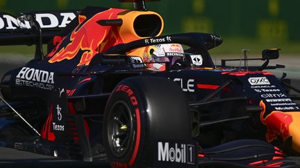 Le Néerlandais Max Vestappen (Red Bull) au volant sur le circuit du Mexique lors des essais qualificatifs le 6 novembre 2021. (PEDRO PARDO / AFP)