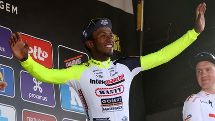 La joie du jeune érythréen,&nbsp;Biniam Girmay, premier coureur africain à avoir remporté une Classique cycliste après sa victoire surprise sur Gand-Wevelgem, dimanche 27 mars 2022. (KURT DESPLENTER / AFP)