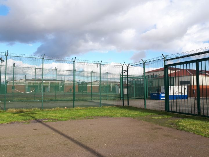 Les&nbsp;cours sont entourées de grillages, dont certains surmontés de barbelés, au&nbsp;CRA&nbsp;du Mesnil-Amelot, en Seine-et-Marne. (BENJAMIN MATHIEU / FRANCEINFO)