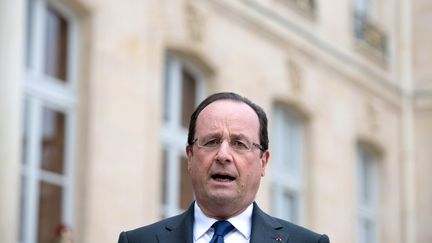 Fran&ccedil;ois Hollande, le 10 mai 2013, sur les marches de l'Elys&eacute;e. (BERTRAND LANGLOIS / AFP)