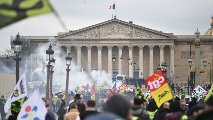 L'Assemblée nationale le 6 avril 2023, lors de la 11e mobilisation contre la réforme des retraites. (JULIEN MATTIA / LE PICTORIUM / MAXPPP)