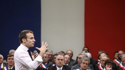 Emmanuel Macron répond aux maires, vendredi 18 janvier 2019 à Souillac (Lot). (LUDOVIC MARIN / AFP)