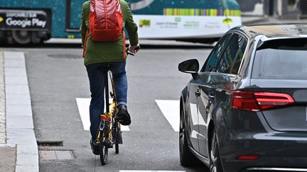 Faire du vélo en ville, le 25 avril 2024. (R?MY PERRIN/MAXPPP)