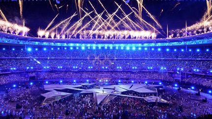 Le Stade de France s'illumine, le 11 août 2024, à l'occasion de la cérémonie de clôture des Jeux olympiques de Paris. (DIMITAR DILKOFF / AFP)