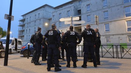 Des policiers anti-&eacute;meute surveillent les rues de Trappes (Yvelines), le 21 juillet 2013, apr&egrave;s plusieurs nuits de violences.&nbsp; (MIGUEL MEDINA / AFP)