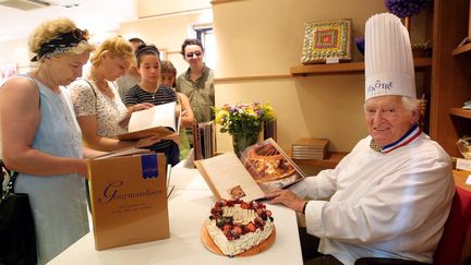 Gaston Lenôtre, qui avait renouvelé l'art de la pâtisserie et bâti un veritable empire de la gourmandise, est décédé le 8 janvier 2009,&nbsp;à l'âge de 88 ans, des suites d'une longue maladie dans sa maison de Sologne. Il aurait eu 100 ans le 28 mai 2021. (PHOTOPQR / NICE MATIN / MAXPPP)