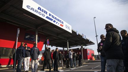 &nbsp; (Lundi des employés d'Air France sont venus manifester leur solidarité avec les 6 interpellés © MaxPPP)