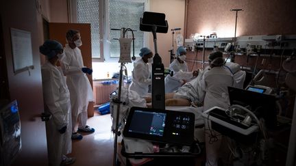 Un patient atteint du Covid-19 en soins critiques à l'hôpital Lyon-Sud (Rhône), le 7 avril 2021. (JEAN-PHILIPPE KSIAZEK / AFP)